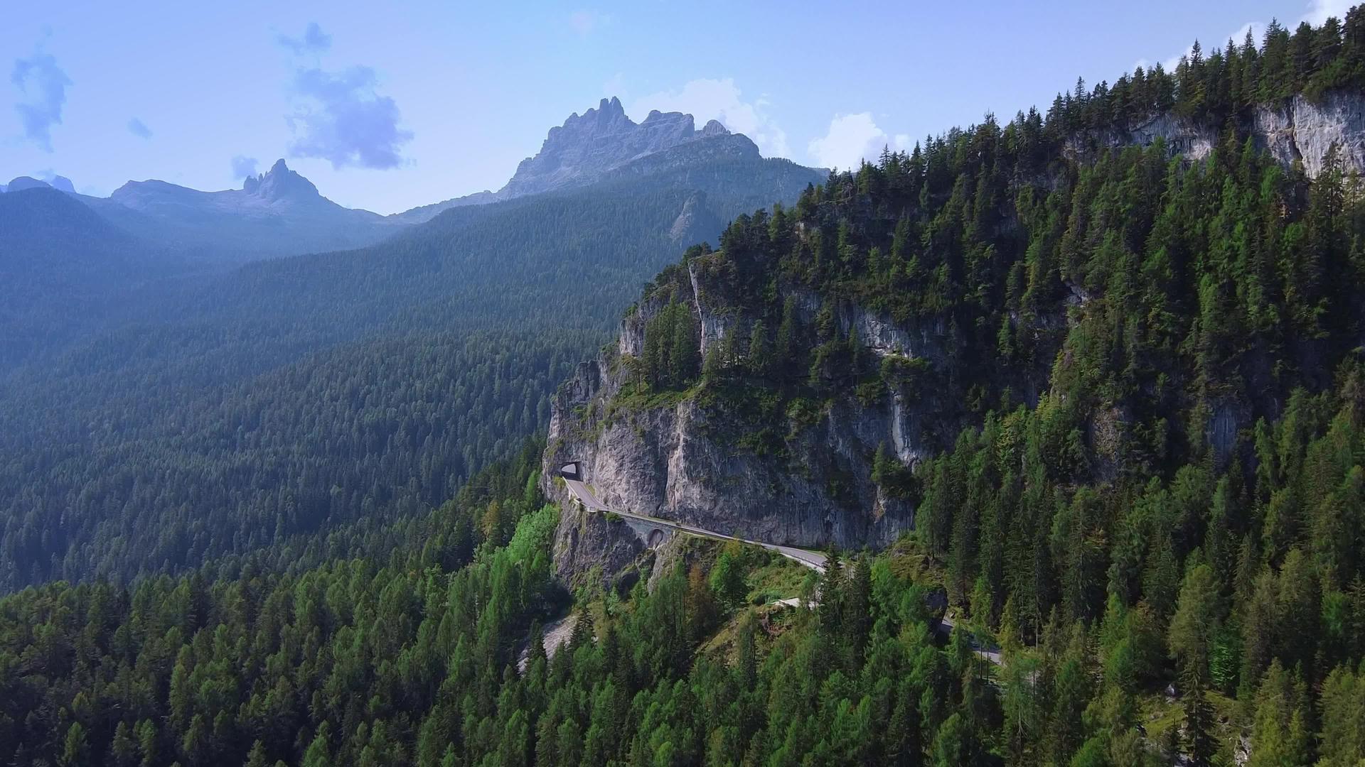意大利多洛米特山脉的沥青路直接在空中视频的预览图