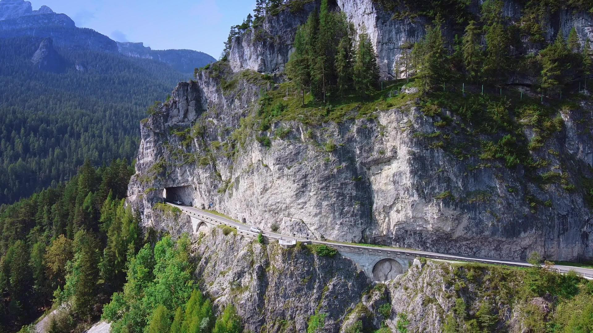 无人驾驶飞机用沥青路在意大利多洛米山空中飞行视频的预览图