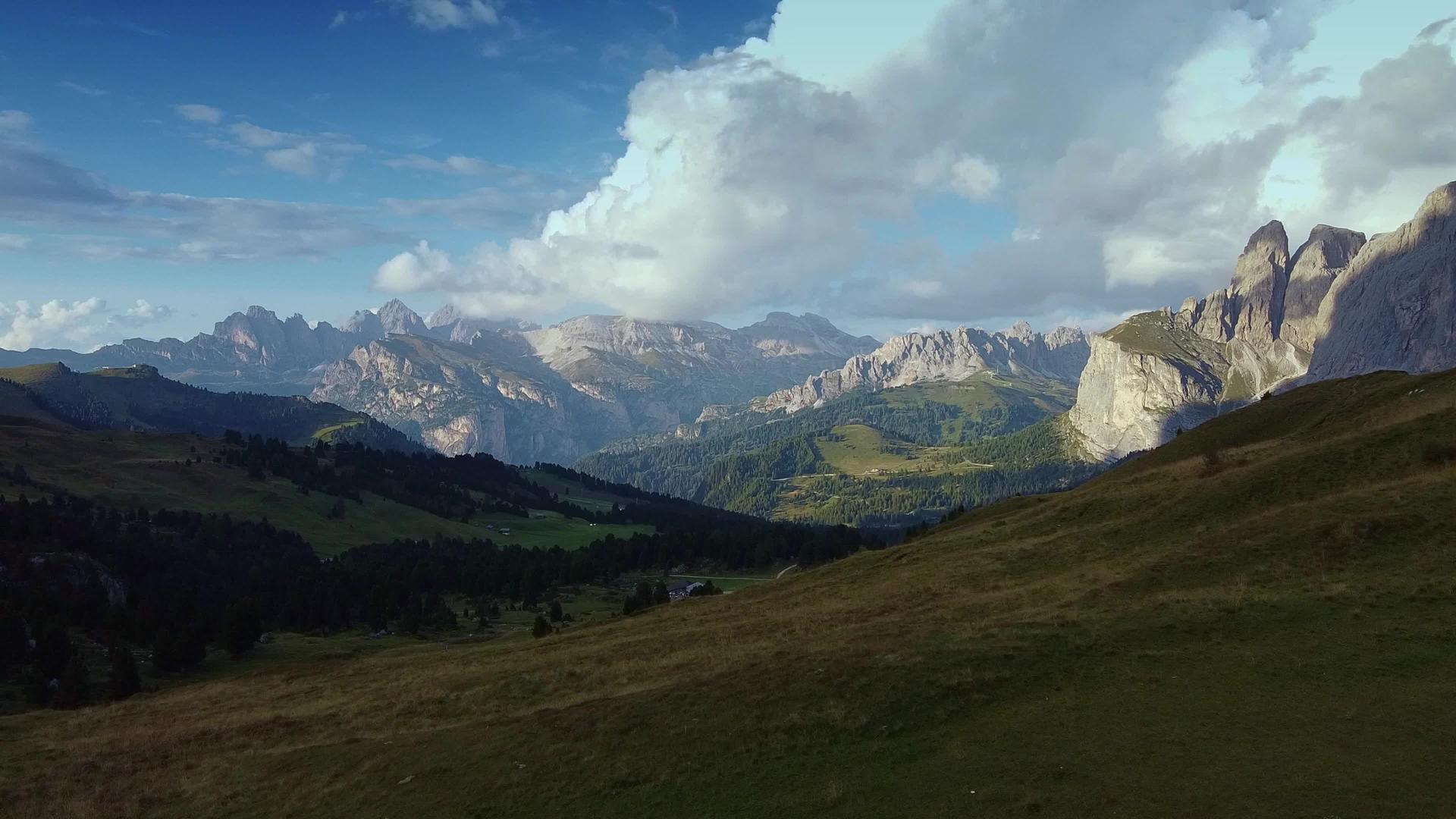 多洛米意大利阿尔卑斯山的无人驾驶飞机视频的预览图