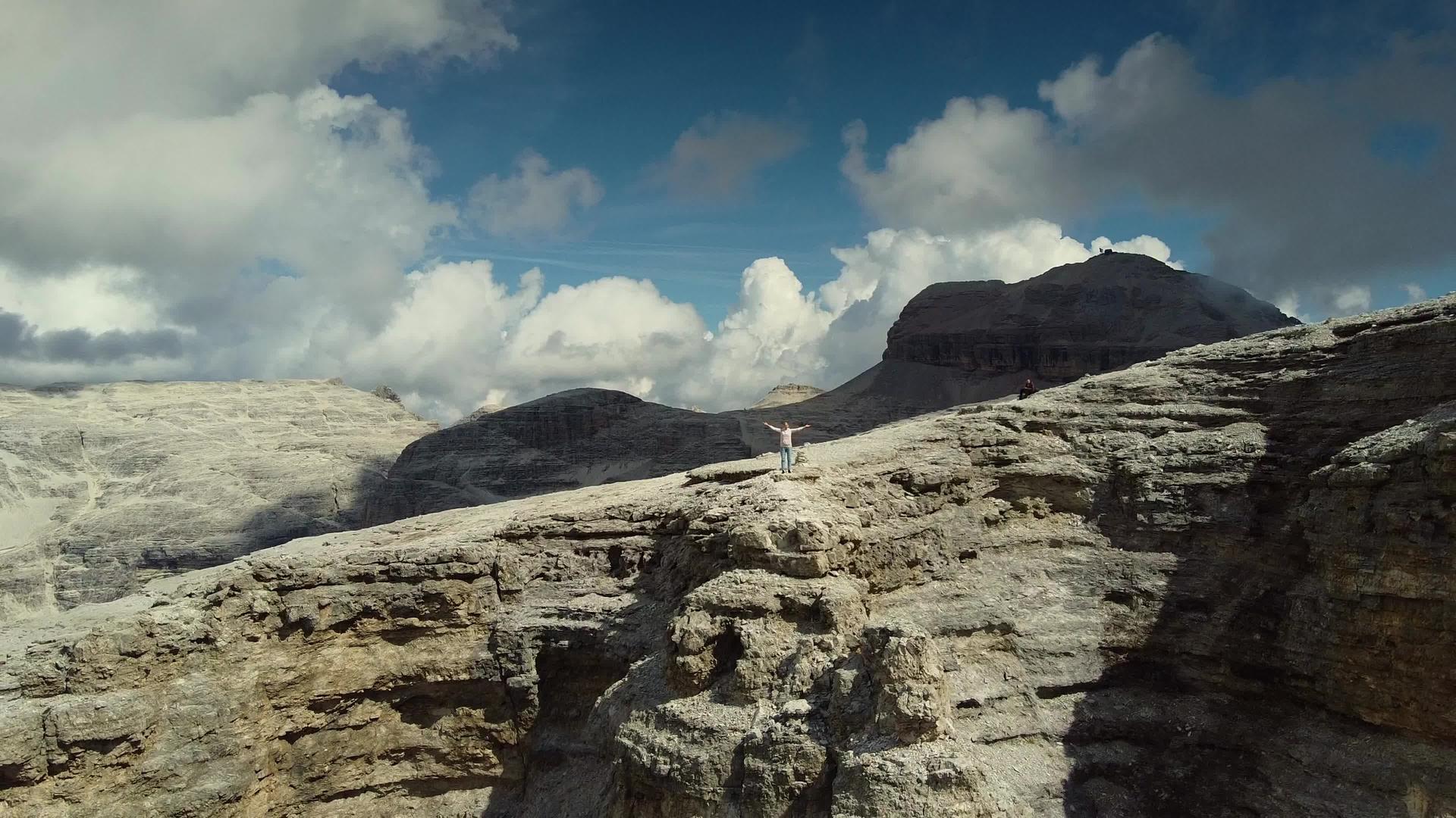 快乐女人的空中风景到达比兹峰顶部视频的预览图