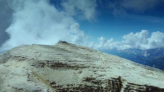 山顶上有意大利多洛米特视频的预览图