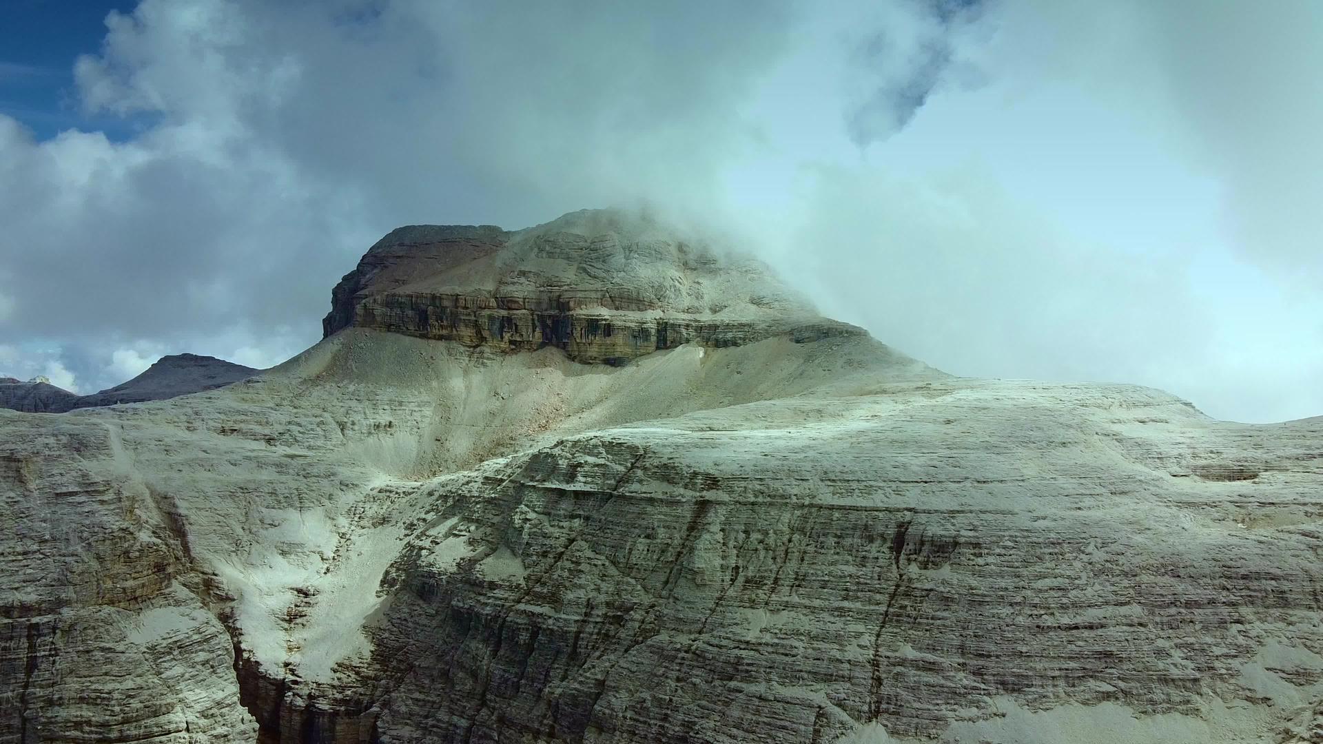 山顶上有意大利多洛米特视频的预览图