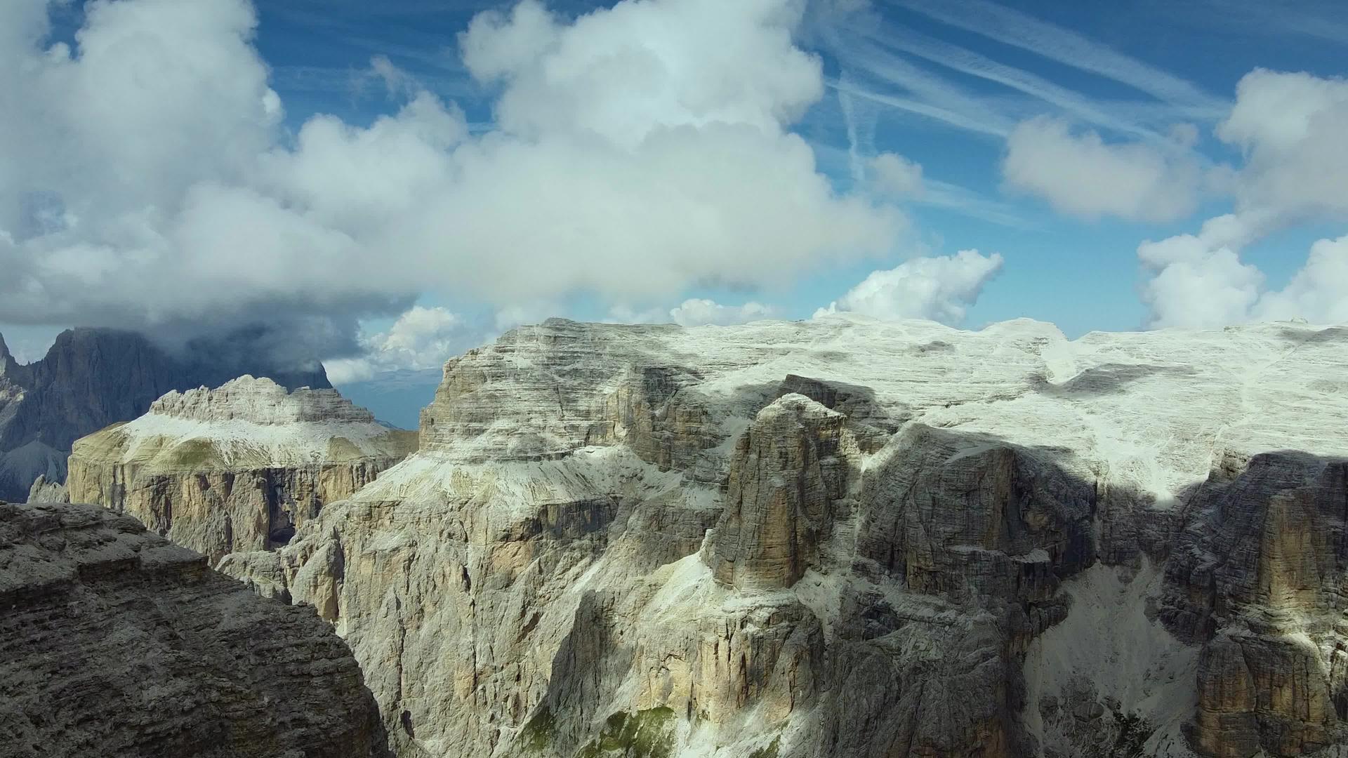 仰望兰戈菲勒山上的皮兹波伊山视频的预览图