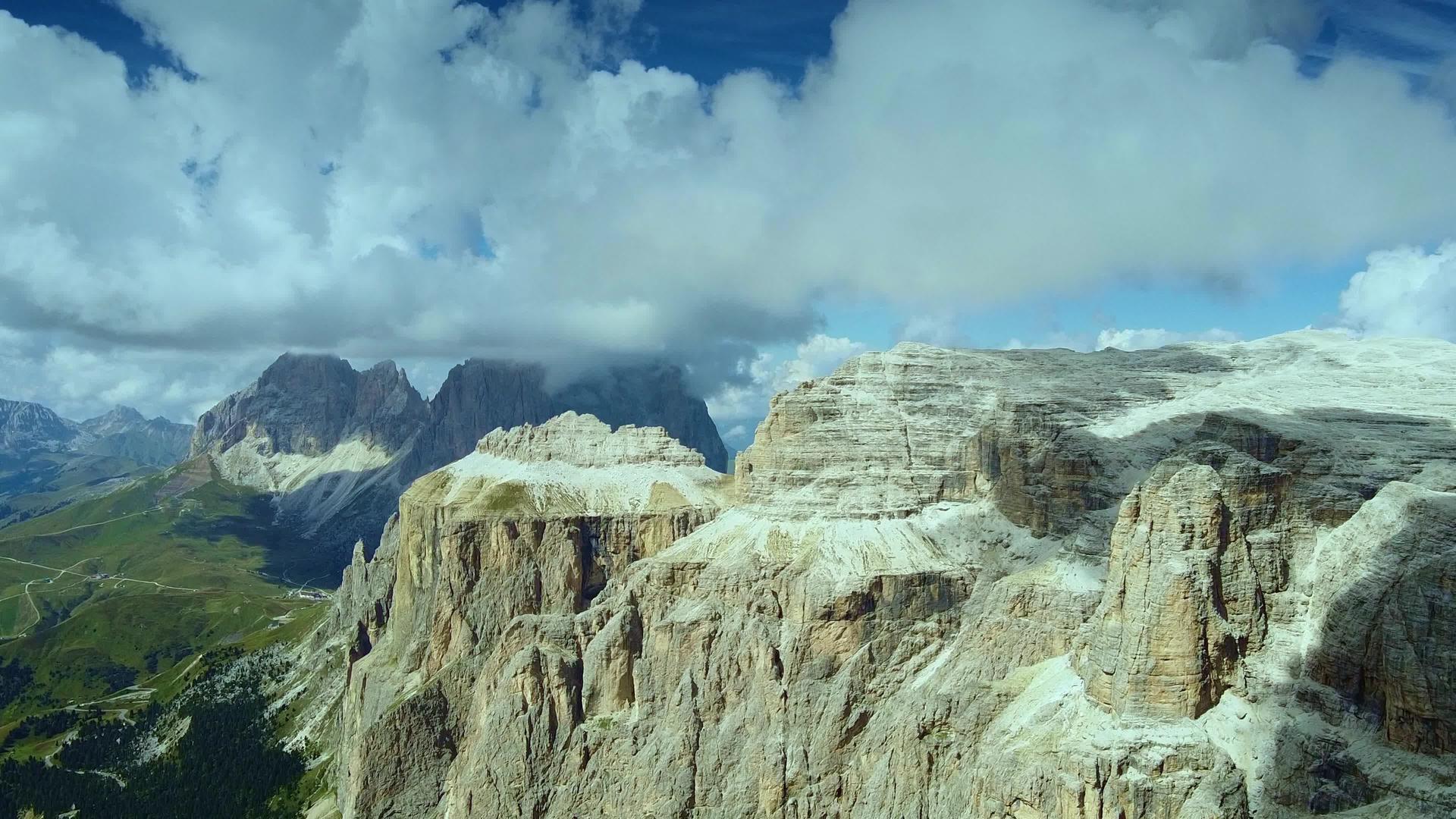 来自意大利多洛米特山上的皮兹波伊山令人惊叹的空中景象视频的预览图
