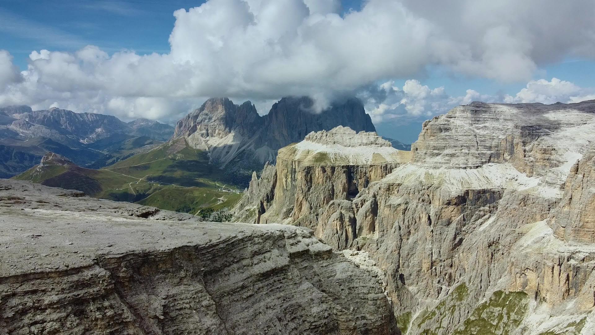 来自意大利多洛米特山上的皮兹波伊山令人惊叹的空中景象视频的预览图