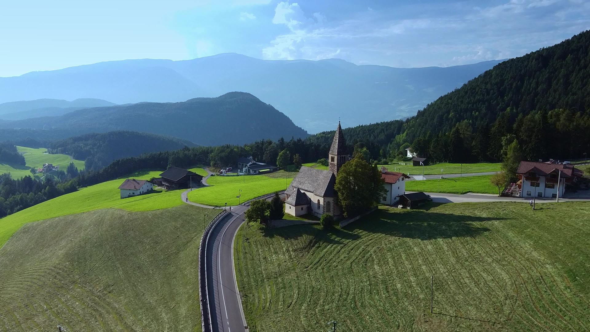 夏季阿尔卑斯山斜体视频的预览图