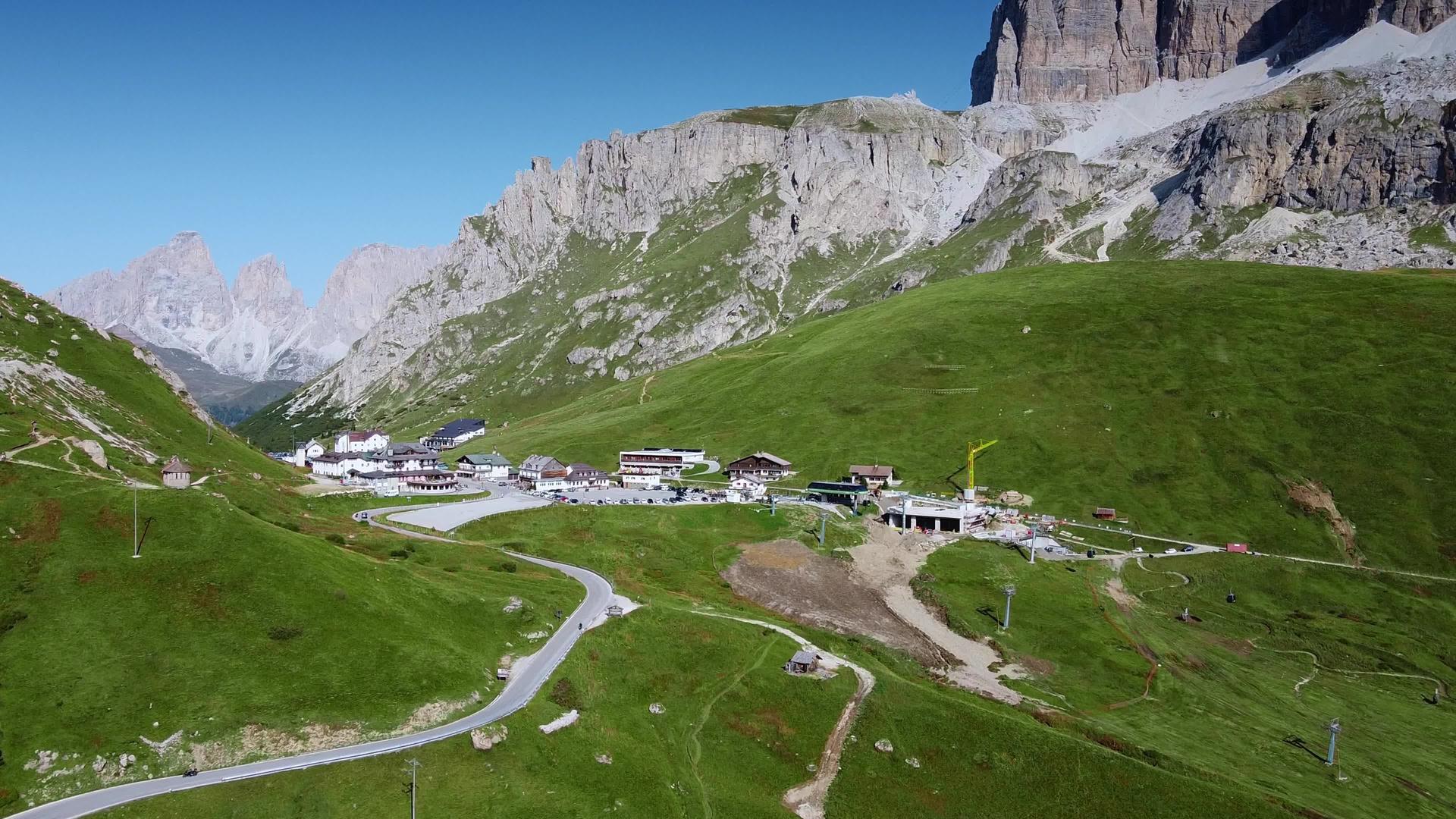 意大利多洛米山的观光基础设施视频的预览图