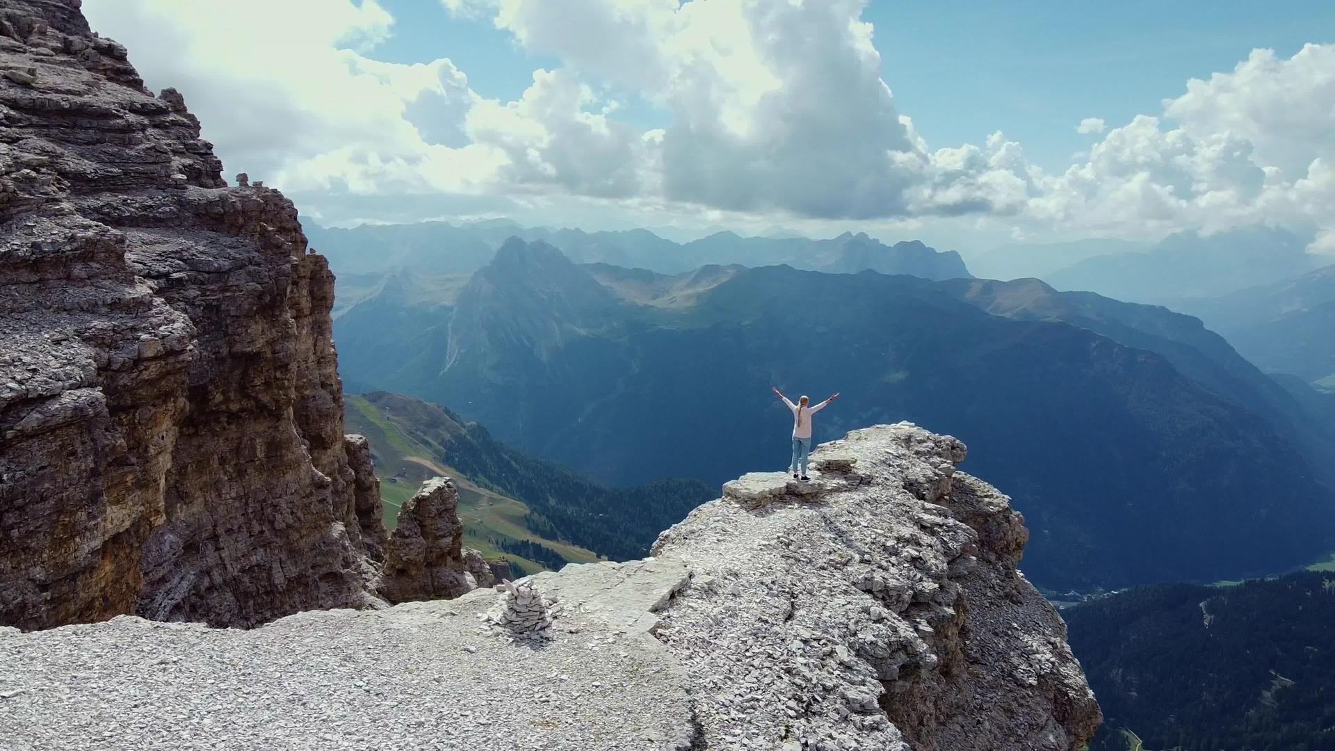举手的女人骄傲地站在皮兹峰的顶部视频的预览图
