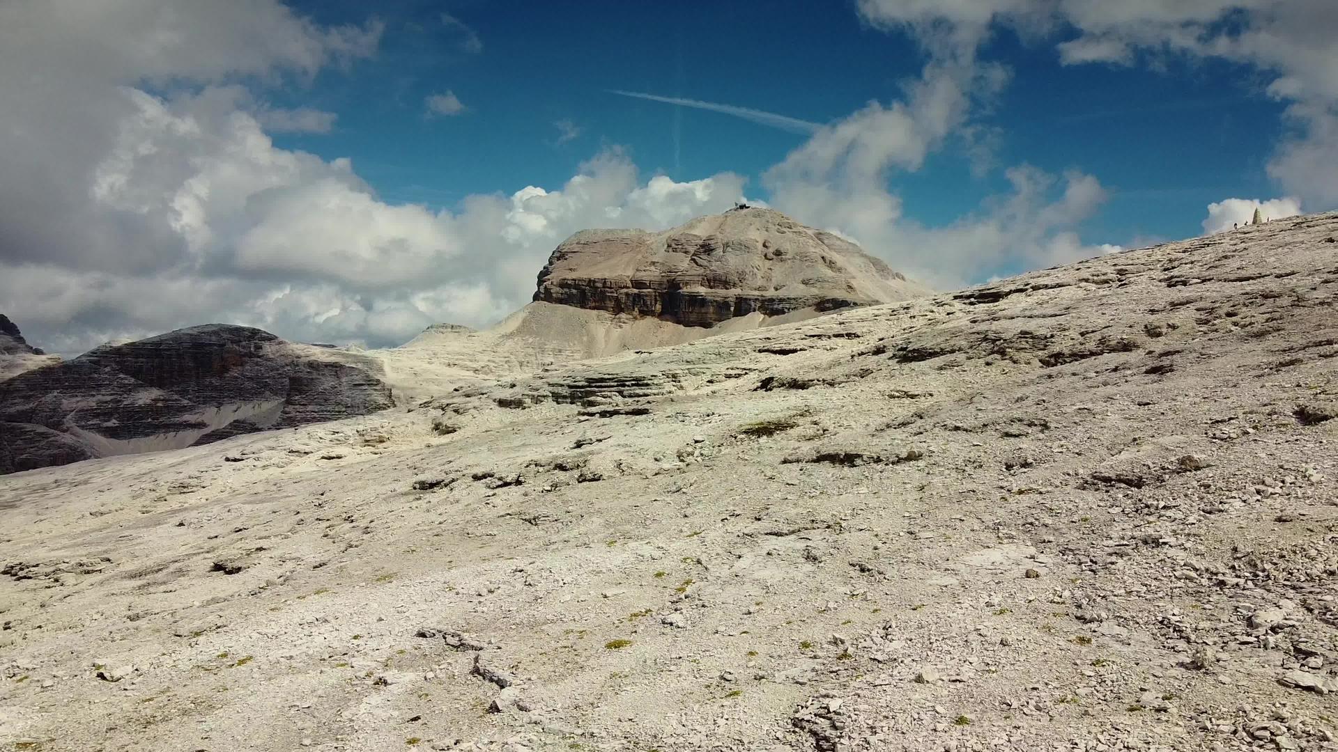 意大利多洛米山脉拍摄的无人驾驶无人机视频的预览图