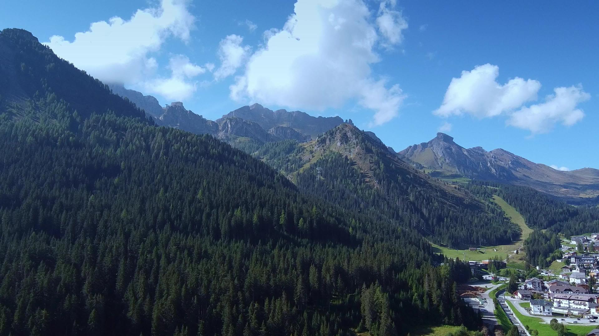 山中深谷令人惊叹的空中风景视频的预览图