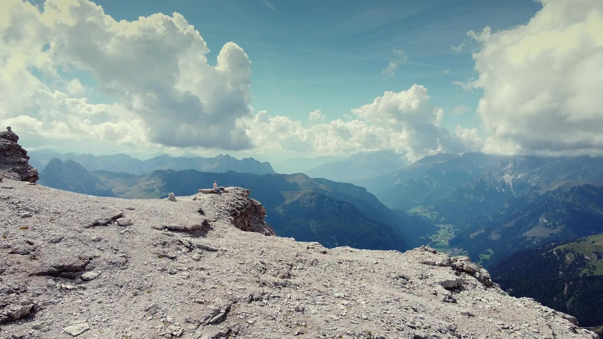 从多洛米特的皮兹波伊山顶飞到空中视频的预览图
