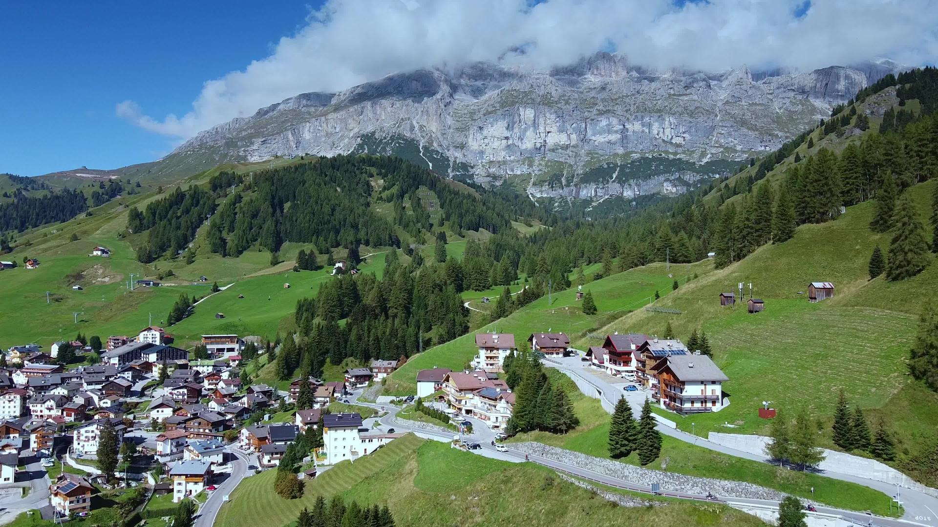 山中深谷令人惊叹的空中风景视频的预览图
