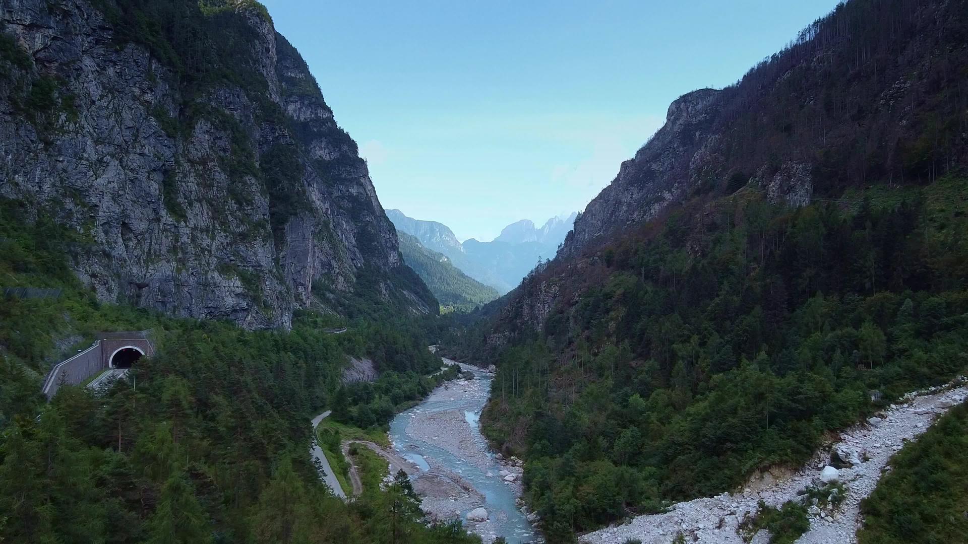无人驾驶飞机在河谷中喷射了一条河流附近的高山视频的预览图