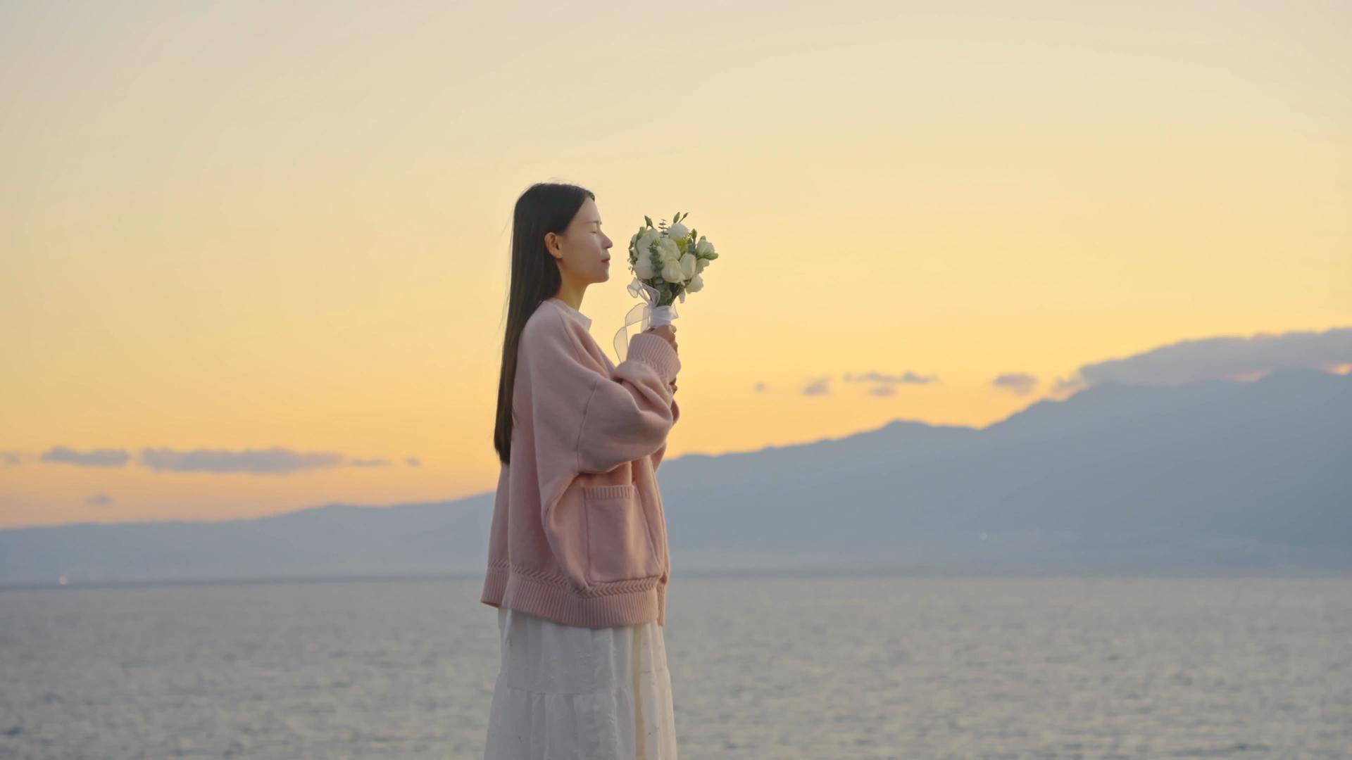4K升格大理洱海边夕阳下的少女视频的预览图