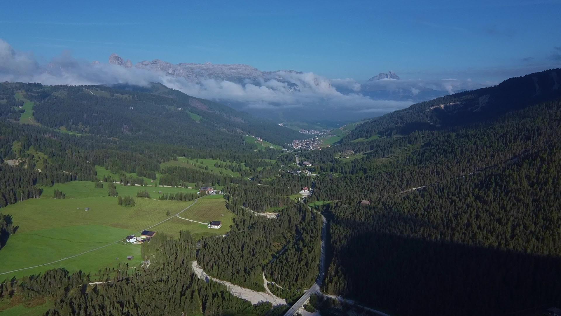 多洛米人从无人驾驶飞机飞来的山谷令人惊叹的风景视频的预览图