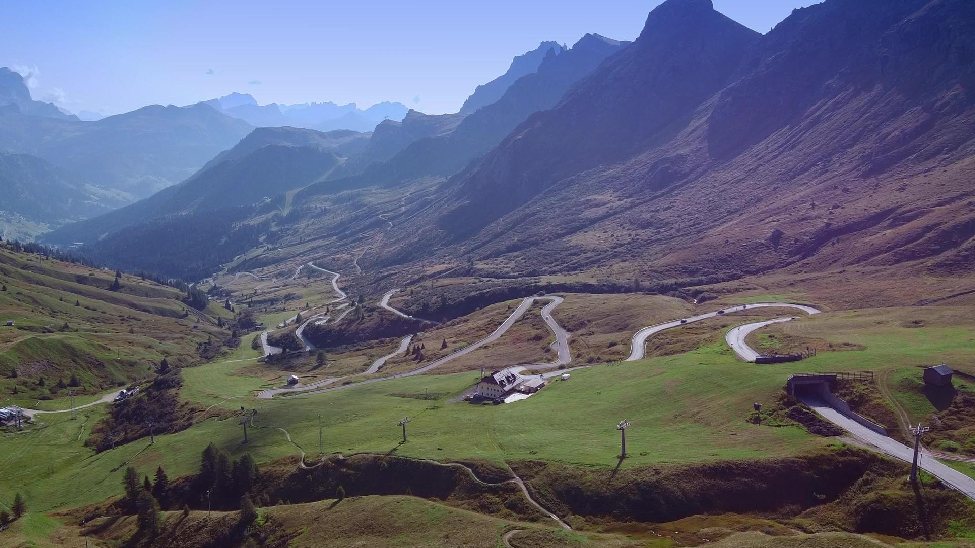 道路和山谷在阳光下摇曳视频的预览图