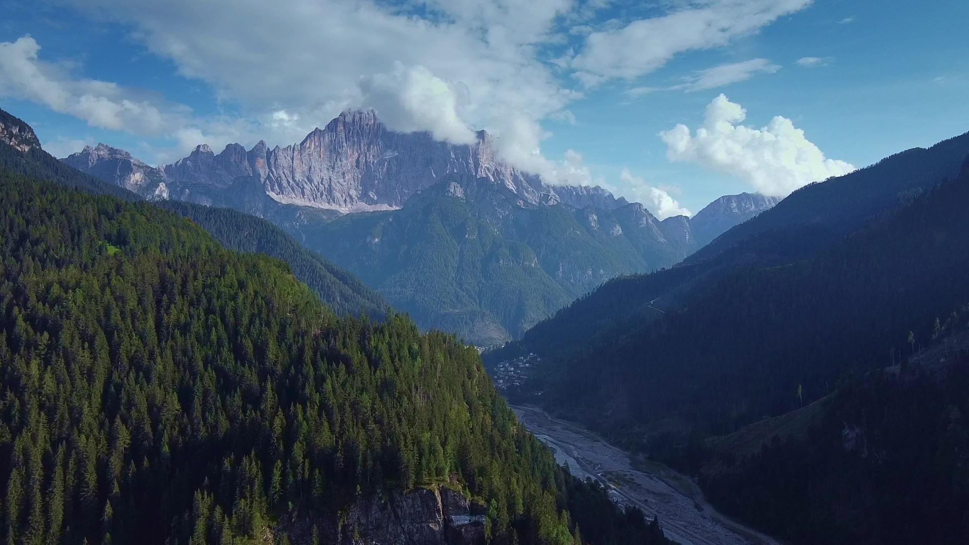 观察意大利雅利安山的多洛米特人视频的预览图