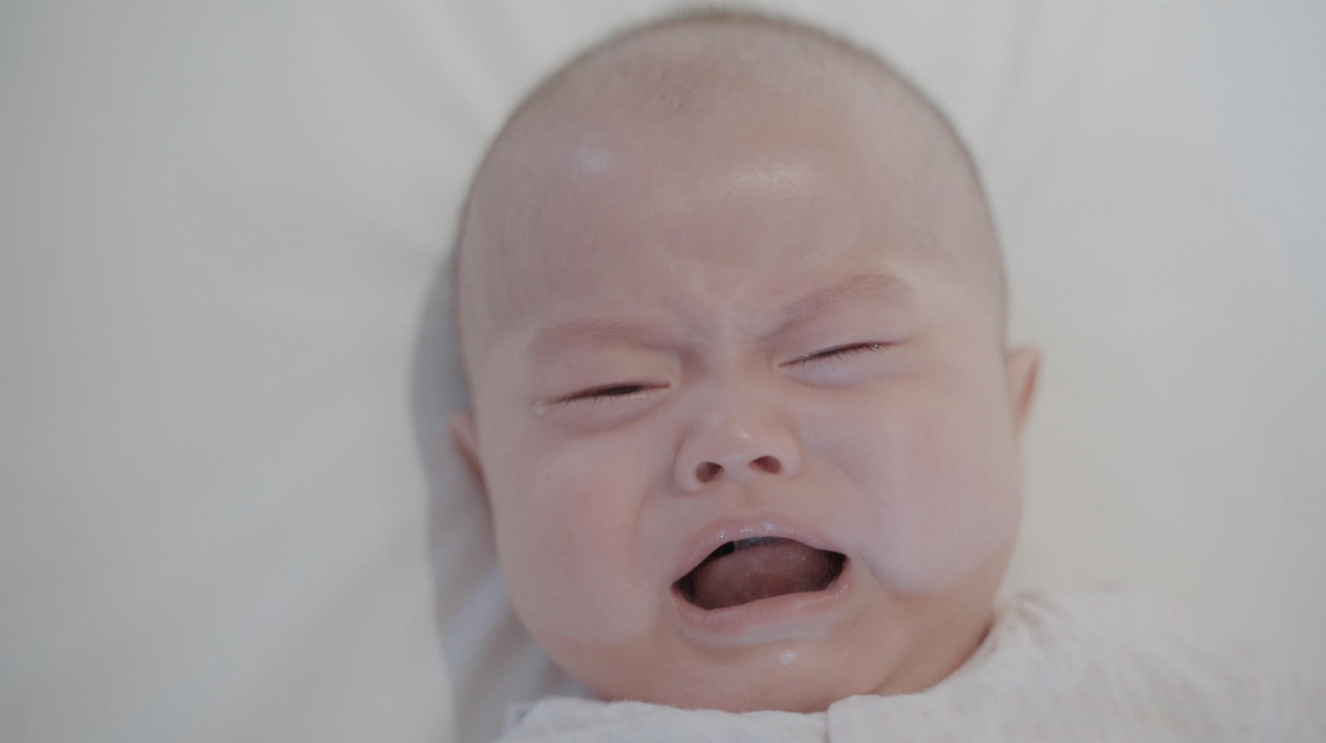4k升格婴儿宝宝伤心的哭泣视频的预览图
