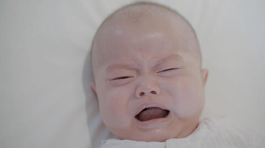 4k升格婴儿宝宝伤心的哭泣视频的预览图