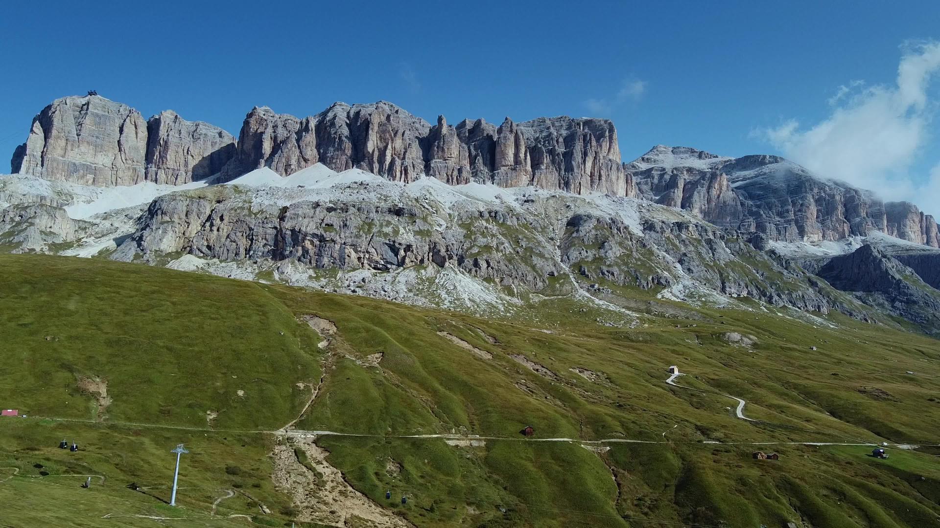 在意大利的多洛米山惊人的空中飞翔视频的预览图