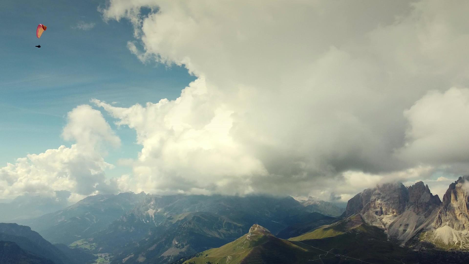 在意大利多洛米特山上在天空滑翔视频的预览图