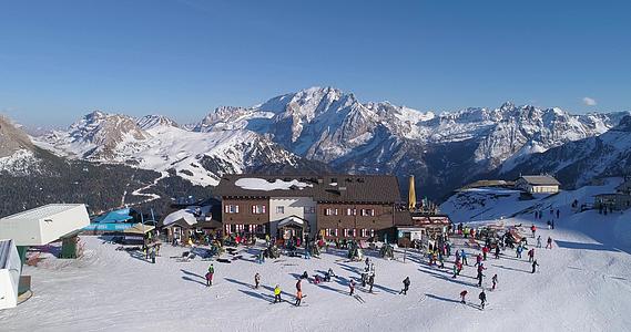 滑雪胜地上方的空中缆车Dolomites视频的预览图