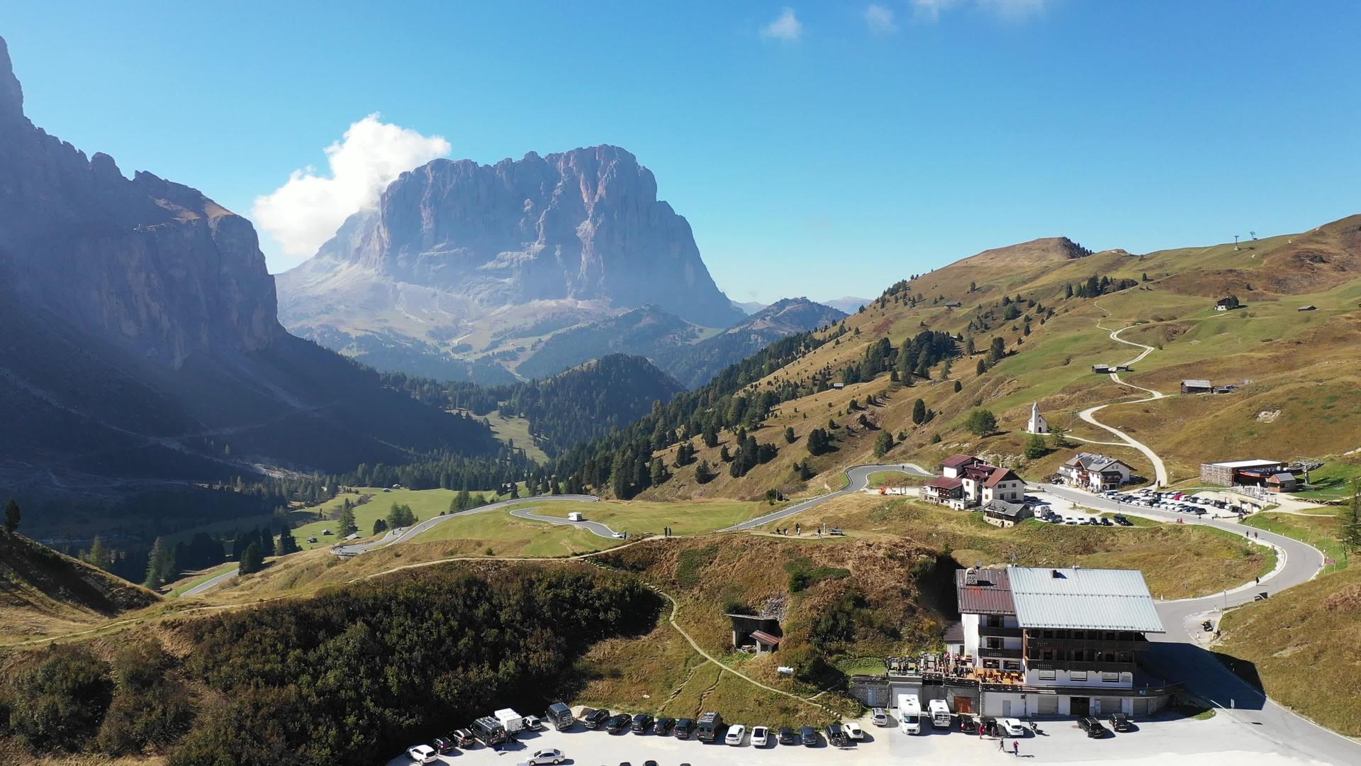 多洛米蒂山在加迪纳山口的美丽风景和圣毛里奇奥的无伴奏视频的预览图