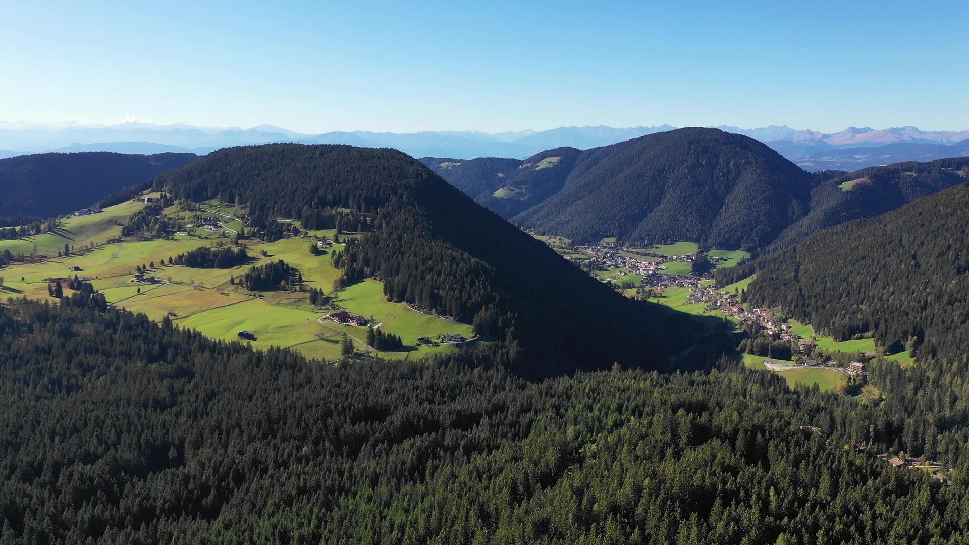 空中无人驾驶飞机可以看到山湖和阿尔卑斯山的森林视频的预览图