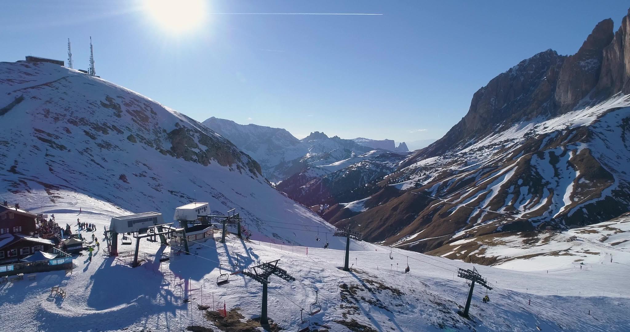 雪峰山滑雪缆车在滑雪胜地高山多洛米蒂山视频的预览图