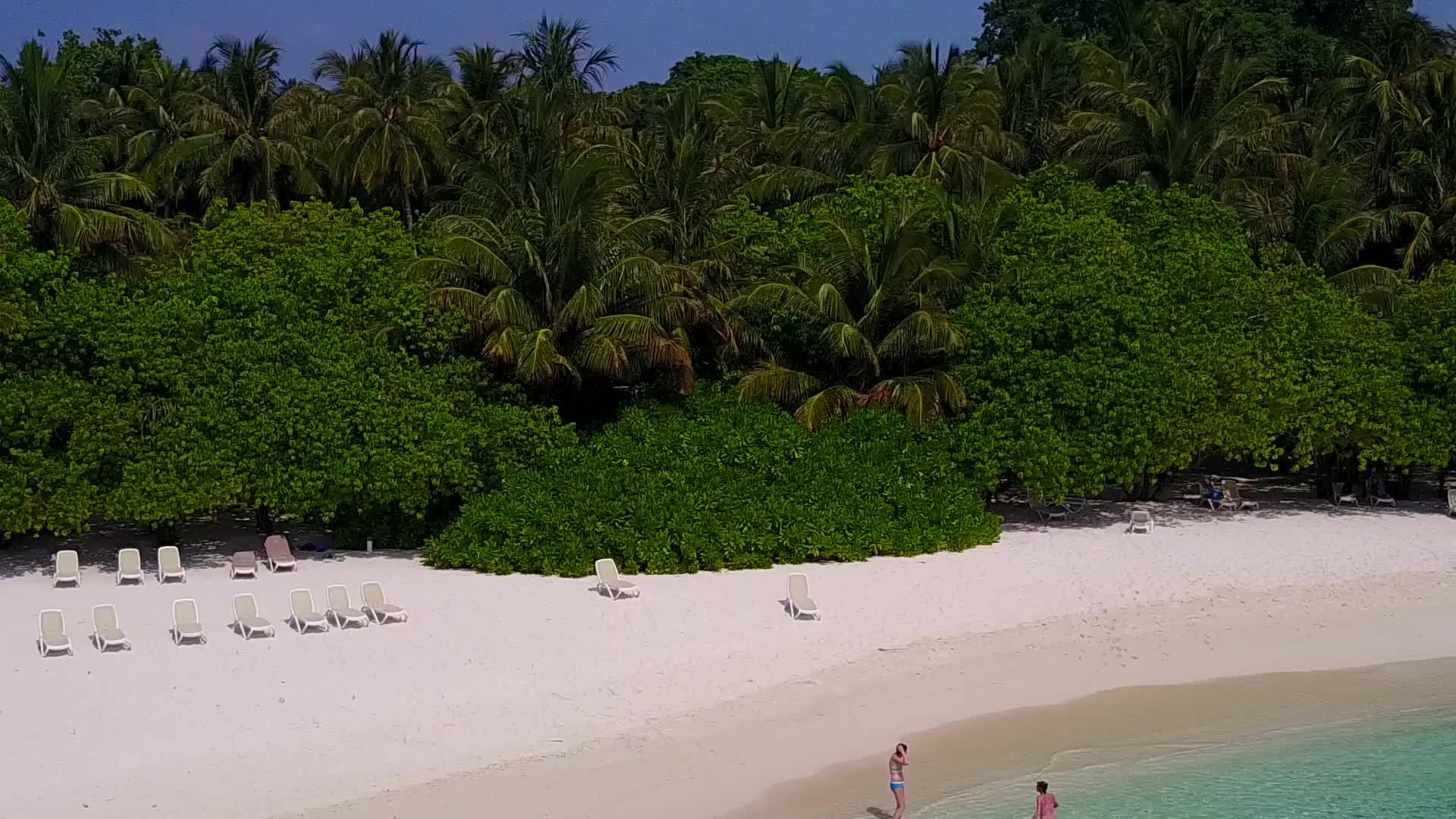 完美的海岸海滩生活方式蓝海和珊瑚礁附近的白沙背景视频的预览图