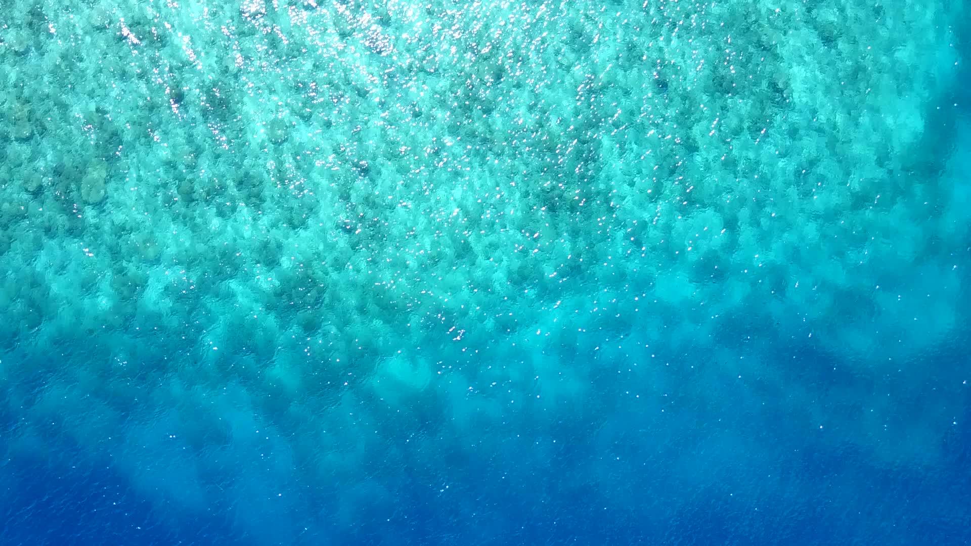 热带岛屿海滩探索旨在在蓝海和阳光下清洁海滩背景视频的预览图