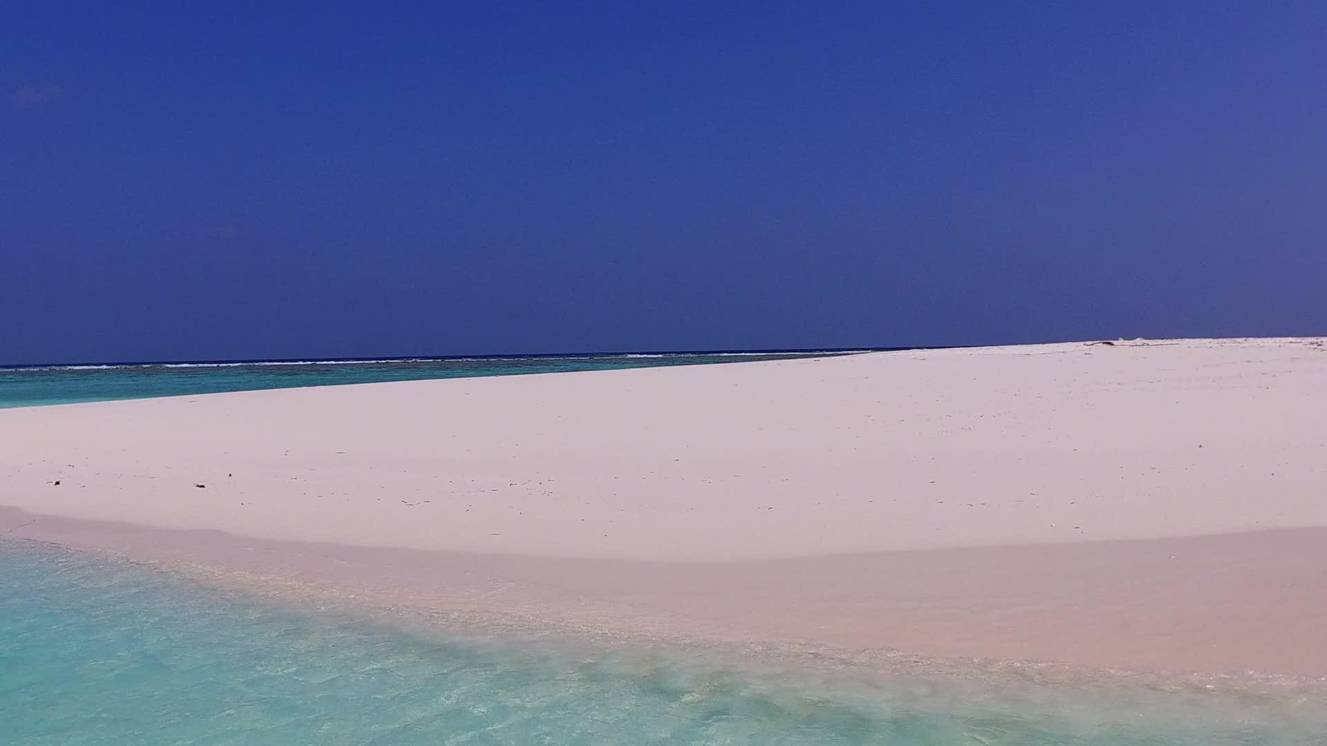 沿着珊瑚礁和清洁沙地背景的外国旅游视频的预览图