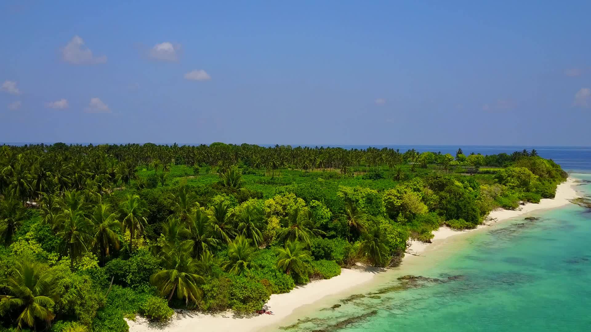 海洋度假村海滩海滩靠近沙洲的蓝绿色海洋和白色海滩背景视频的预览图