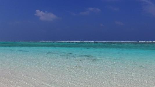 环礁附近有清晰的环礁湖和白色海滩背景视频的预览图
