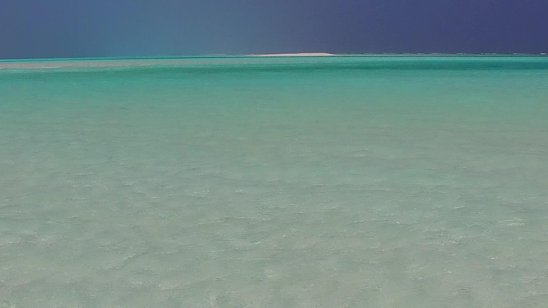 蓝海田园诗般的海岸线海滩之旅温暖的景观沙洲附近有白沙视频的预览图