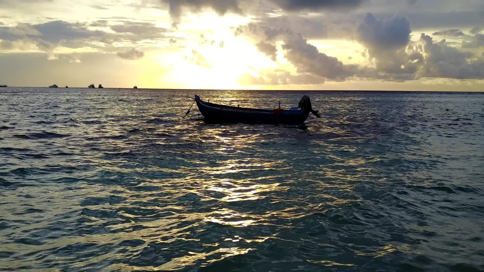 蓝色泻湖和沙洲附近的白沙背景是完美的度假海滩时间的空虚视频的预览图