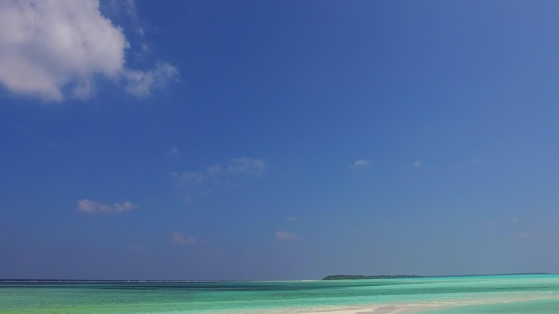 沙洲附近干净的沙滩背景浅海安静的海滩航行夏季风景视频的预览图