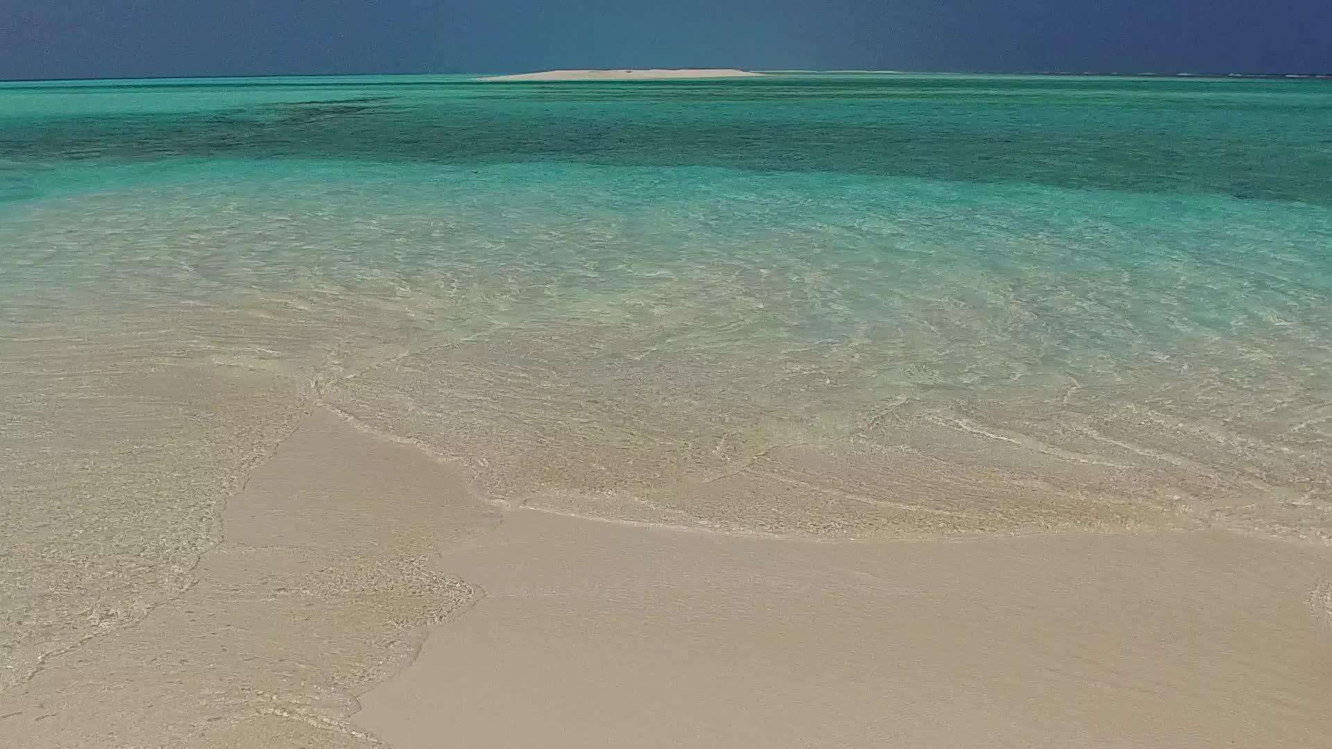 在浅海和白沙的背景下度假村是一个安静的度假胜地海滩时间的阳光视频的预览图