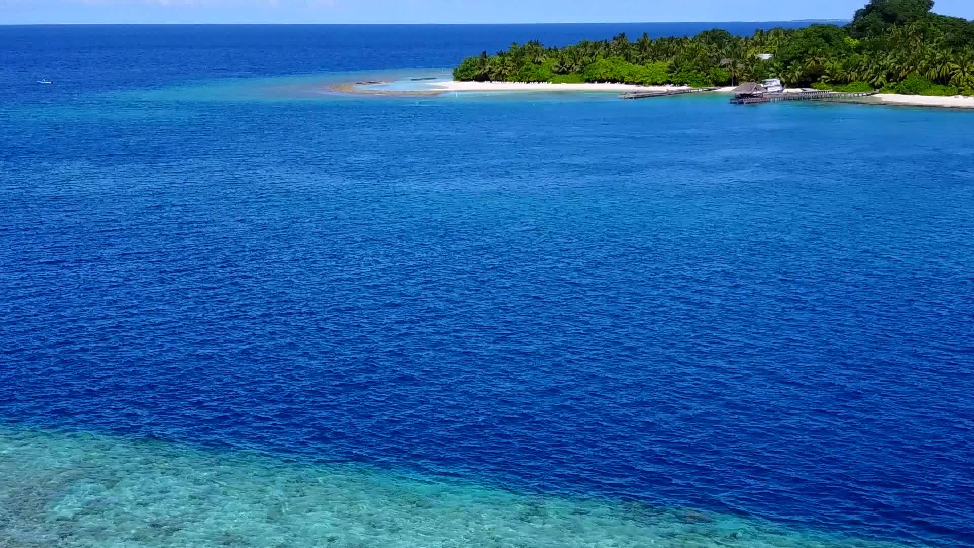 在阳光下有白色的沙滩背景在蓝色的海洋中海洋和海岸海滩度假视频的预览图