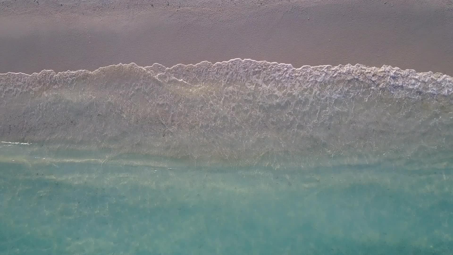 海岸海滩度假的田园诗般的夏日质感接近海浪的蓝绿色泻湖视频的预览图