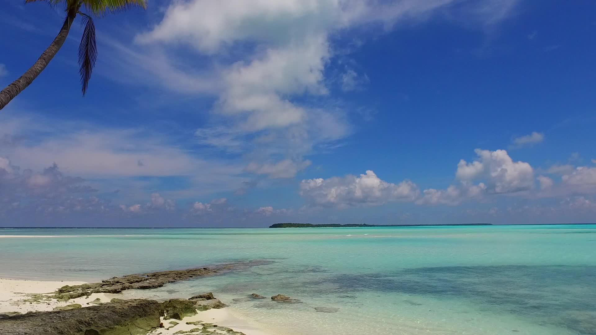 热带海岸海滩被蓝海打破沙巴附近有一个干净的沙滩底部视频的预览图