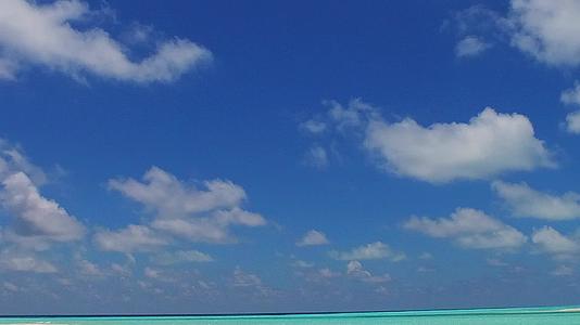 海浪附近的水蓝色环礁湖和白色沙滩背景阳光明媚豪华豪华视频的预览图