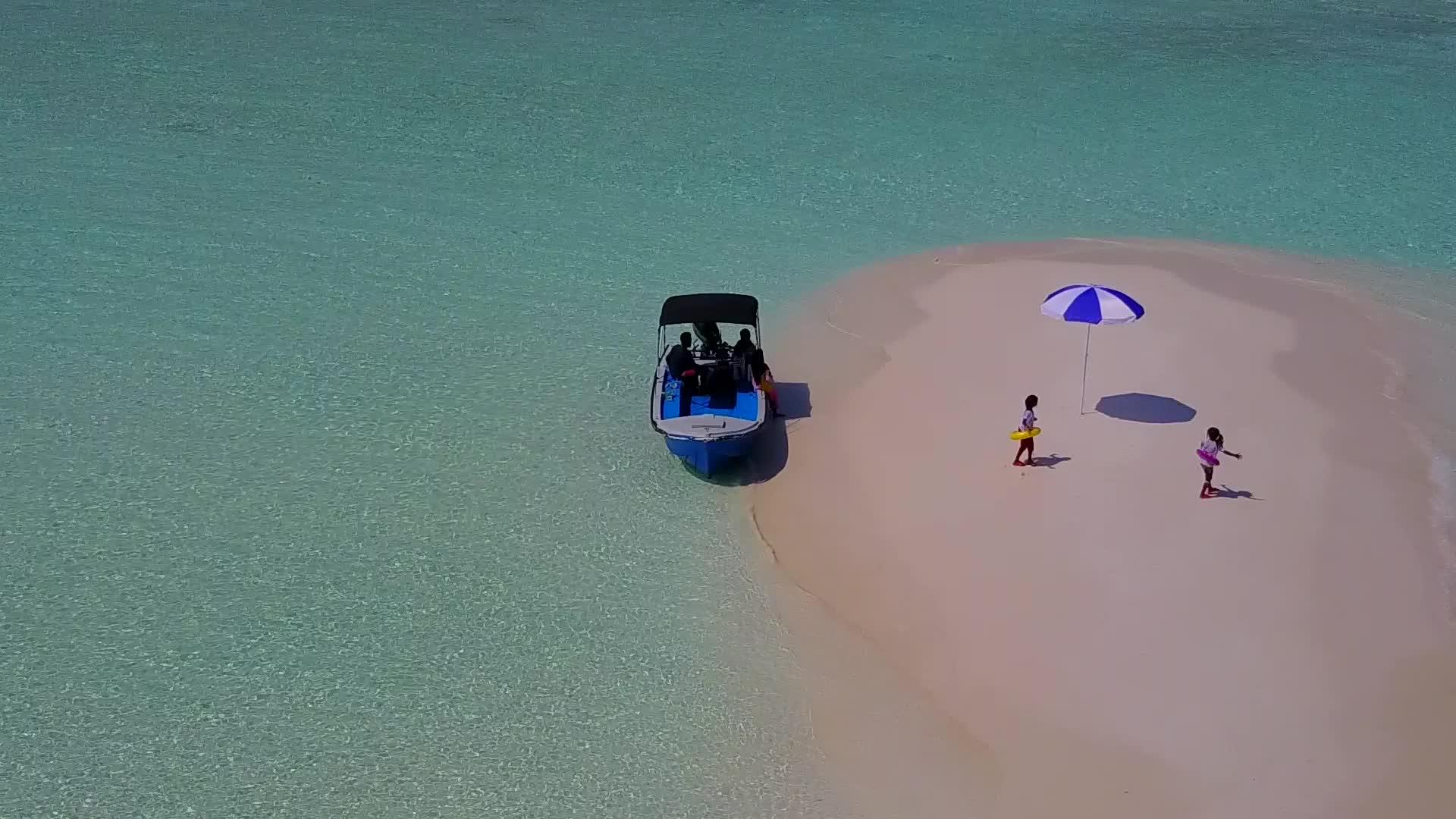 由于浅海和珊瑚礁附近的浅沙背景豪华岛屿海滩破裂视频的预览图