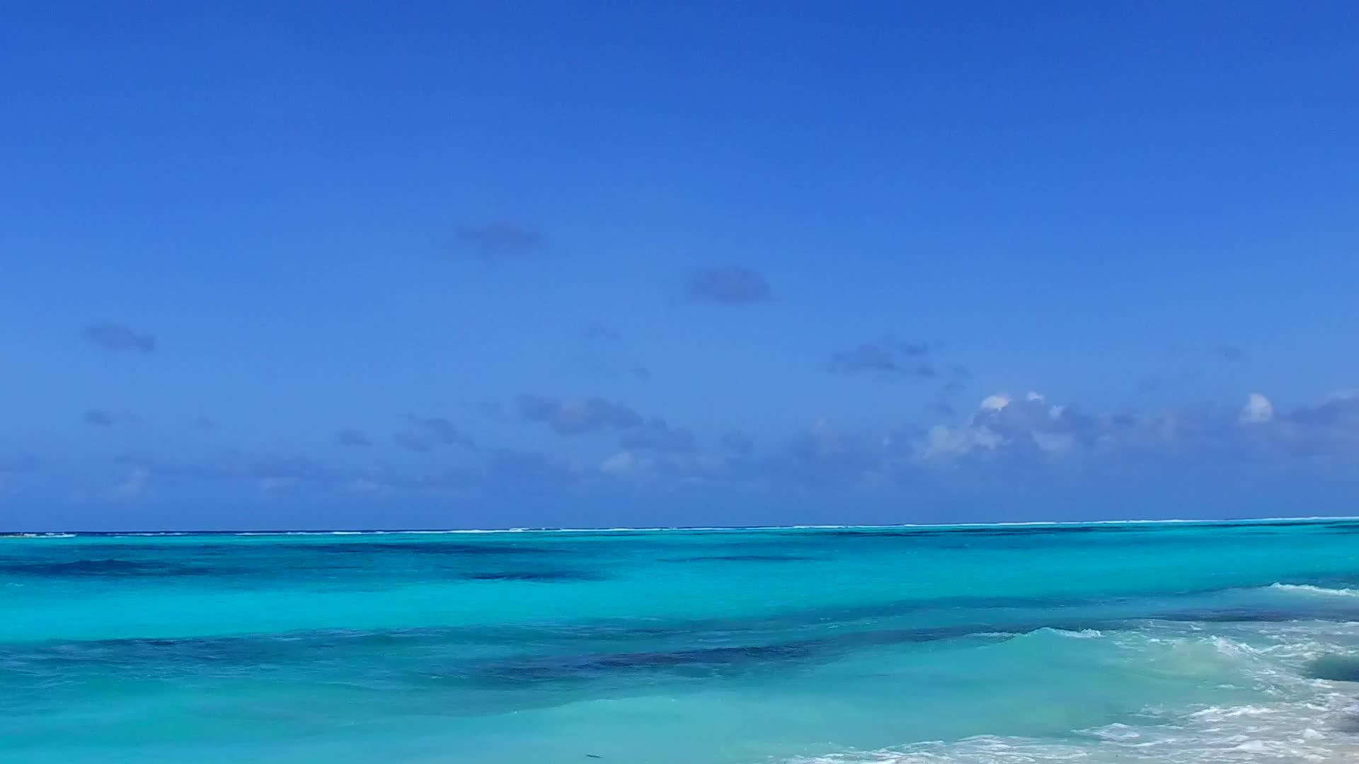 阳光明媚阳光明媚海岸线安静沙巴附近的蓝水和白色沙滩视频的预览图