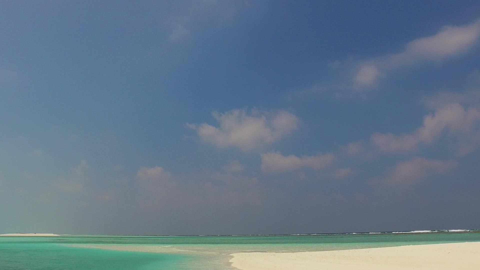 以海浪附近的白色海滩为背景以水和蓝色水为生视频的预览图