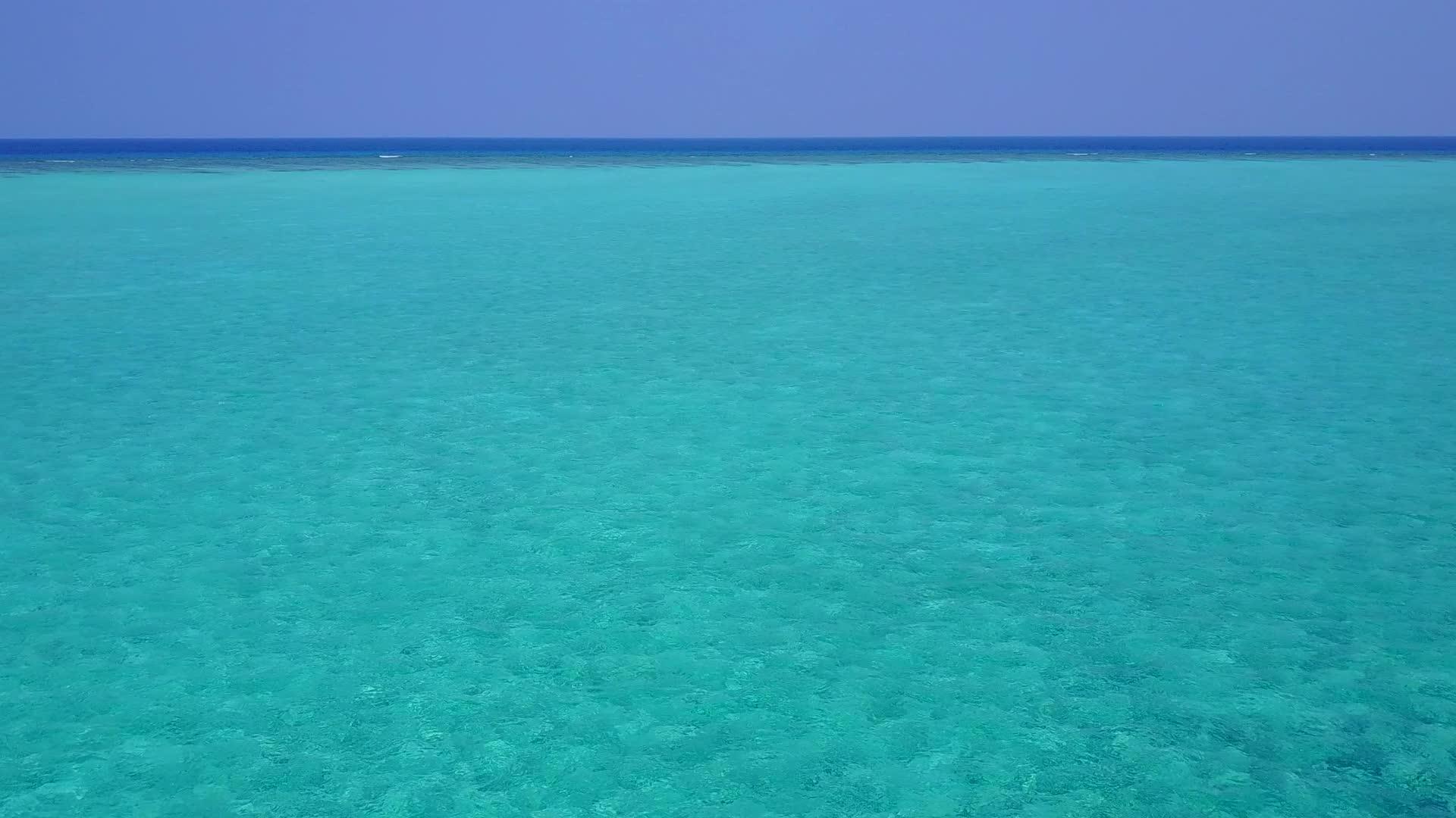 宁湾海滩海滩采用浅海和珊瑚礁附近白沙背景的浅海和白沙视频的预览图