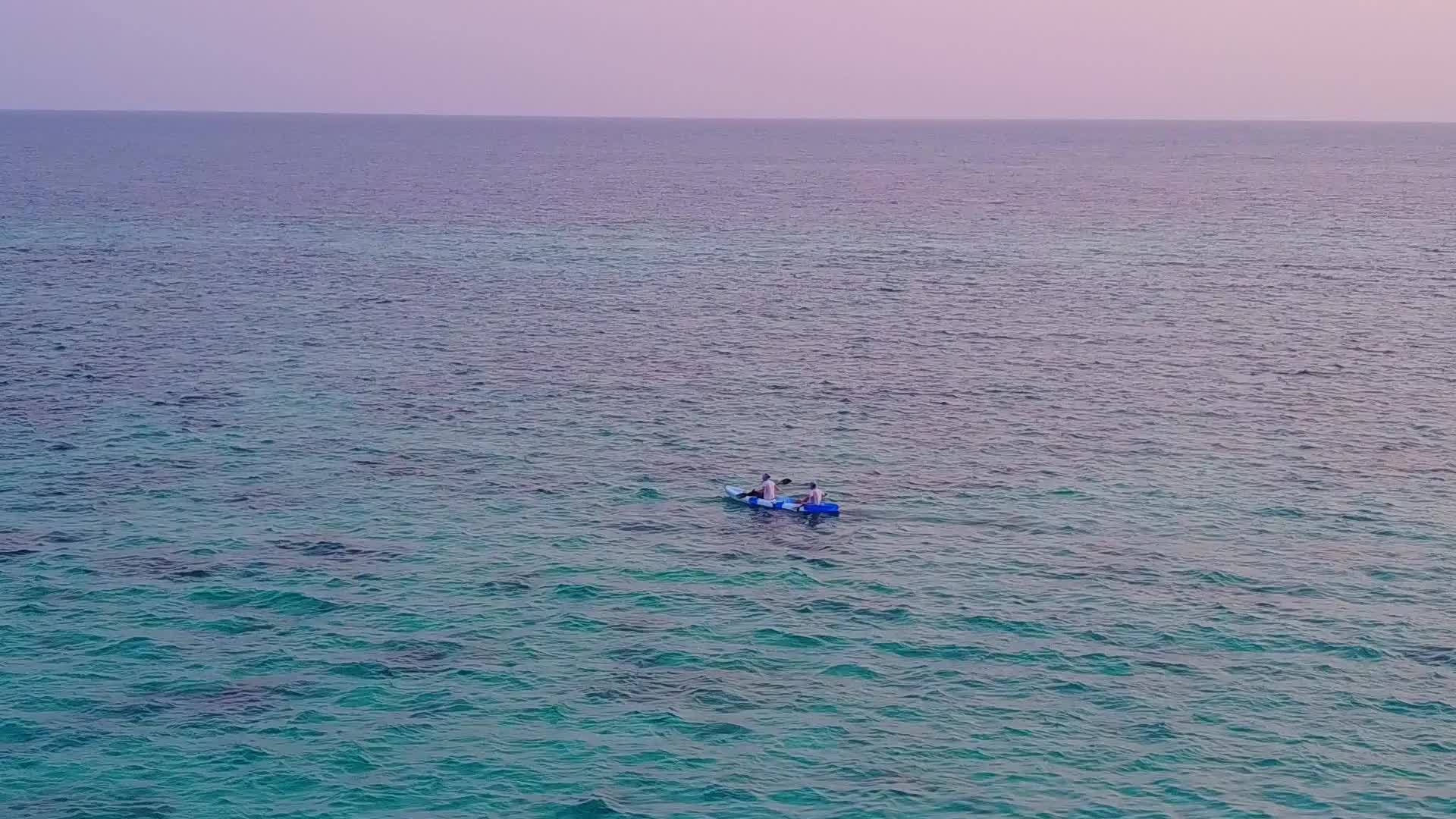 日出后蓝海和白色沙滩的浪漫主义视频的预览图