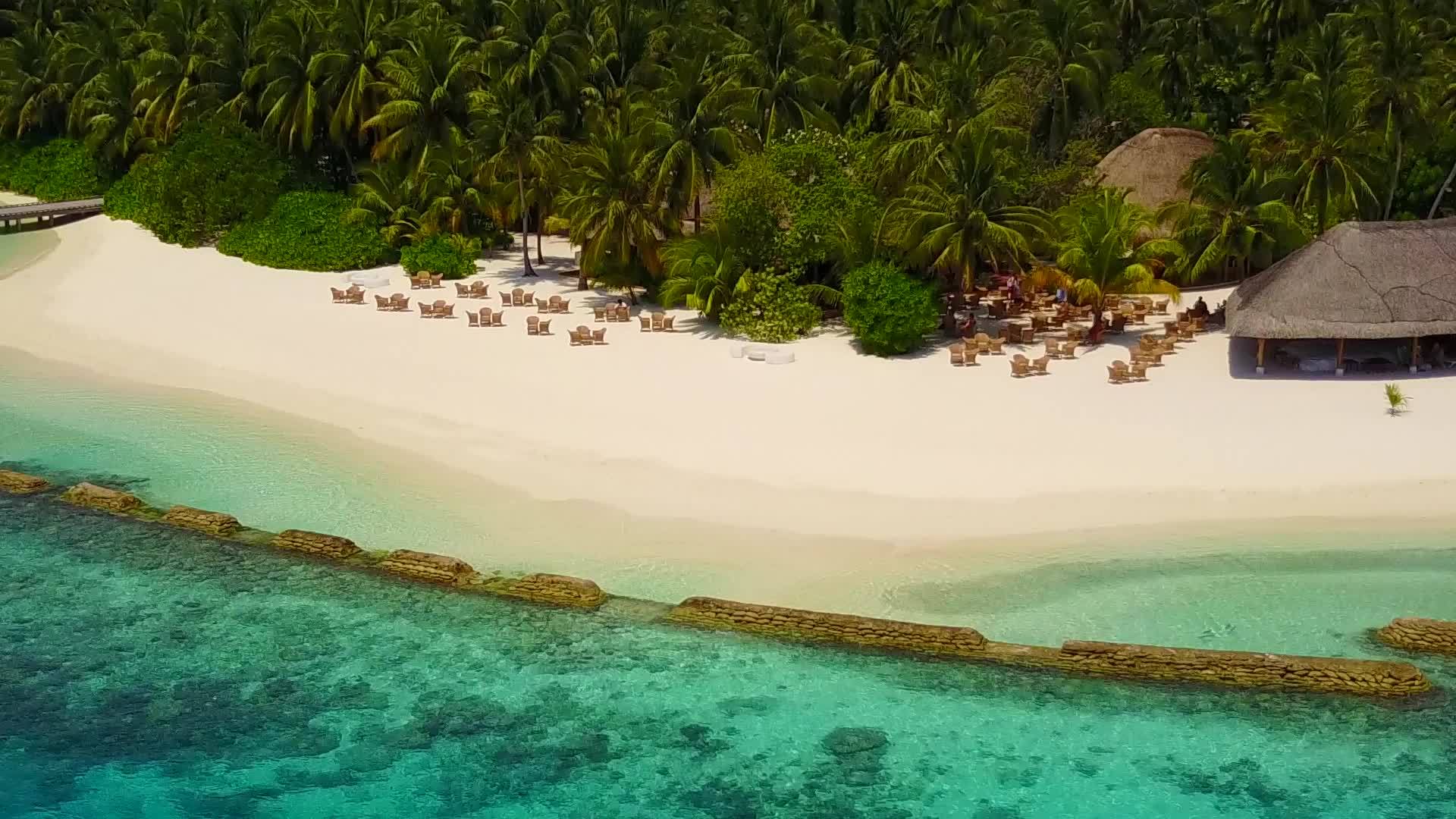 在阳光下白沙的背景是水蓝色的海水是宁静的海滩是开放的视频的预览图