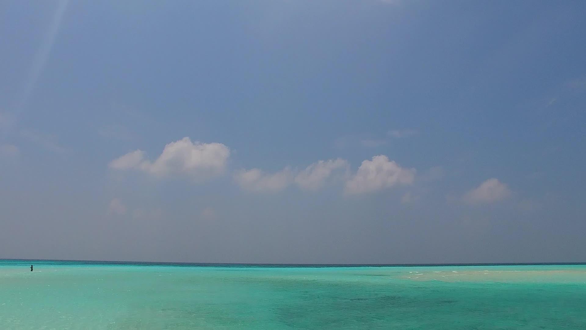 白天天堂岛海滩的天空在蓝色的海洋中冒险靠近度假胜地视频的预览图