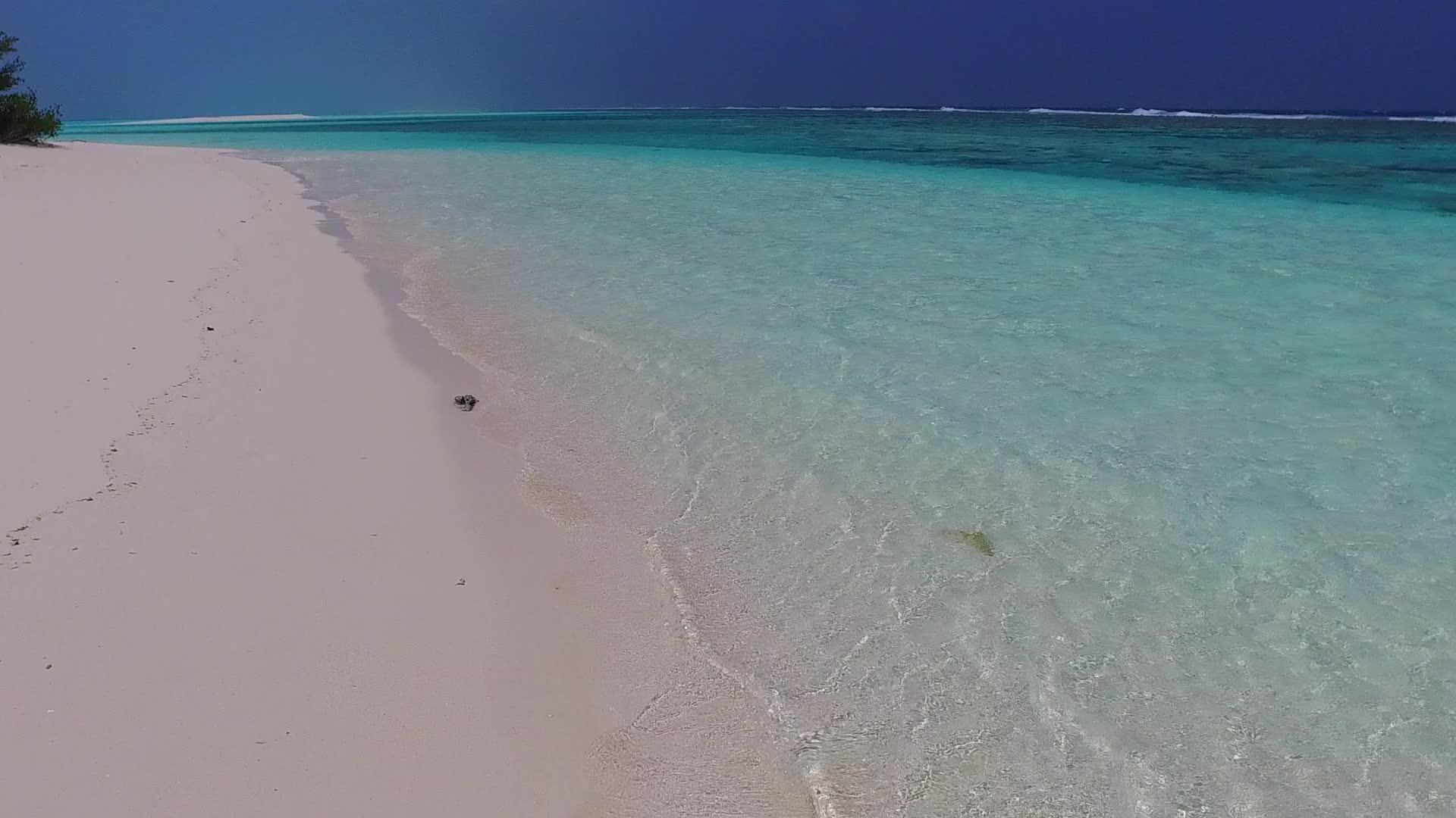 以透明环礁湖和海滩附近的白沙本背景为例在海岸外紧密搭建视频的预览图